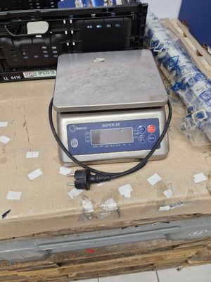 une balance posée sur une boîte en carton