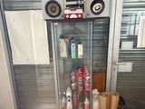 de nombreuses canettes de soda et des canettes de soda par terre