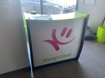une affiche indiquant « Restez au frais » devant une fenêtre