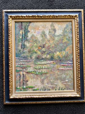 une peinture à l'huile représentant une rivière avec des arbres et des nénuphars