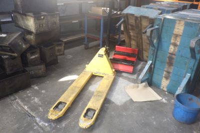 un chariot élévateur et une palette dans un entrepôt