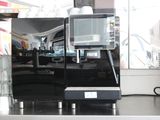 une machine à café posée sur le comptoir d'un café