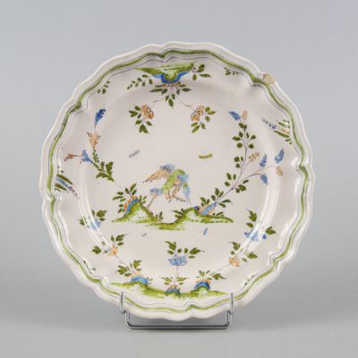 l'image d'une assiette sur laquelle figurent un oiseau et des fleurs