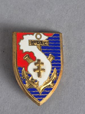 un gros plan d'un insigne orné d'une croix