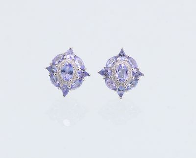 une paire de boucles d'oreilles en tanzanite et diamant