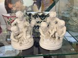 deux statues exposées dans une vitrine