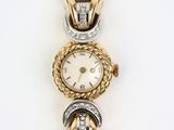 gros plan d'une montre-bracelet sur une surface blanche