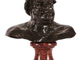 un buste en bronze représentant un homme, posé sur un socle