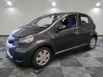 une petite voiture garée sur un sol à damier