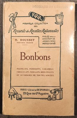 un vieux livre sur lequel figure l'image d'un bouquet de bonsons