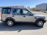 une photo d'un Land Rover argenté garé sur un parking