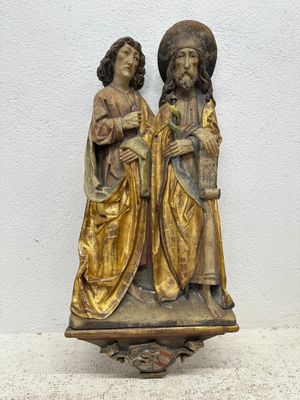 statue de Jésus et de Marie posée sur un piédestal devant un mur blanc