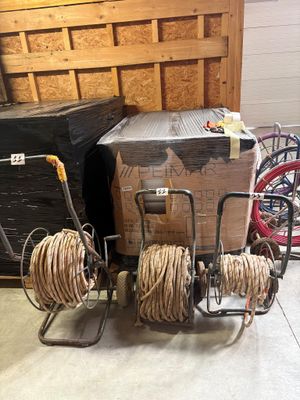 Il y a toutes sortes de tuyaux par terre dans ce garage