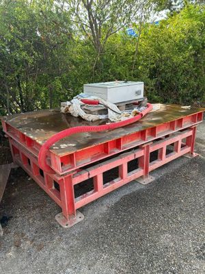 une palette rouge sur laquelle est posé un micro-ondes