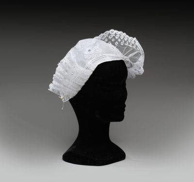 un gros plan sur la tête d'un mannequin coiffée d'un chapeau blanc