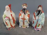 trois figurines chinoises représentant des hommes aux cheveux longs et à la barbe fournie