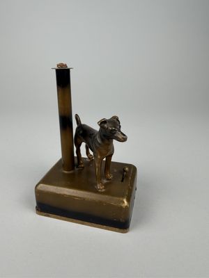 E.G.C. Petite lampe à huile en régule patiné à décor d'un fo…