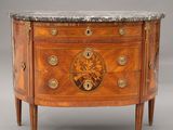 une commode ancienne avec un plateau en marbre