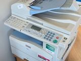 une imprimante posée sur un bureau