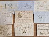 plusieurs lettres anciennes sont posées sur une table avec un stylo et de l'encre