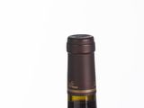 une bouteille de vin posée sur une table