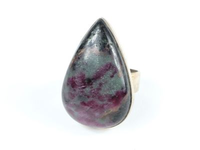 Gros plan sur une bague contenant une pierre