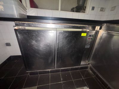 portes doubles en acier inoxydable dans une cuisine professionnelle dotée d'un carrelage au sol