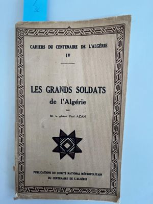 un vieux livre avec un ruban bleu accroché au mur