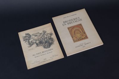 deux livres posés l'un à côté de l'autre sur une table noire