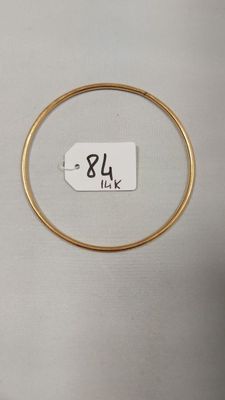 une photo d'un bracelet en or sur lequel figure une étiquette de prix