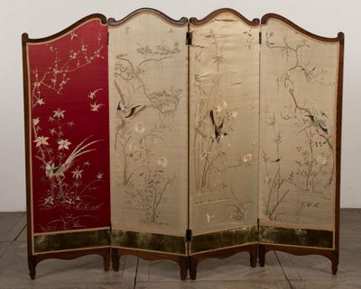 un paravent orné d'un motif représentant un oiseau et des fleurs