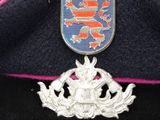 an image of a military hat with a crest on it