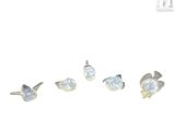 Quatre types différents de piercings d'oreilles sont représentés sur un fond blanc