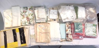 une table sur laquelle sont disposés de nombreux types de nappes différentes