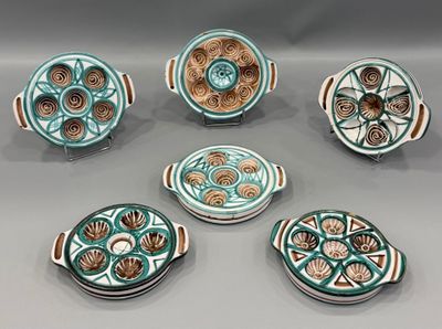 plusieurs types d'assiettes décoratives exposées sur un support gris