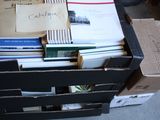 une boîte remplie de livres posée sur une table