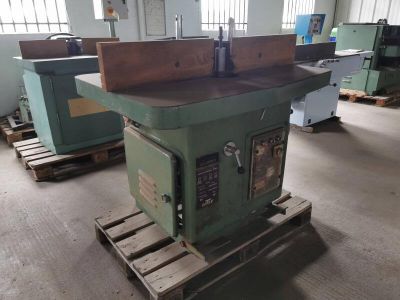 a machine that is sitting on a pallet in a room