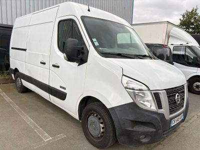 une camionnette blanche garée dans un parking
