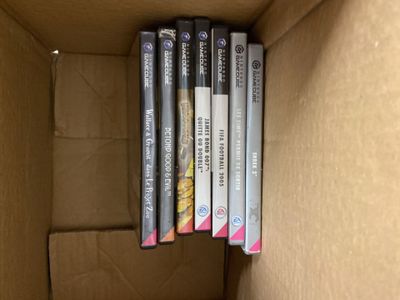 quatre DVD dans une boîte en carton posée sur une étagère