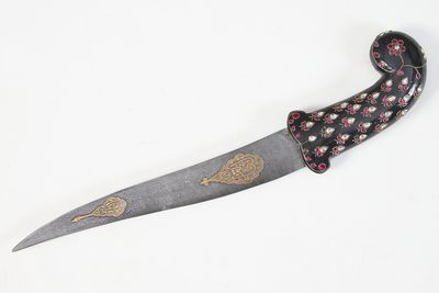 a knife that has been decorated with a pattern on it