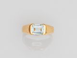 une bague en or sertie d'une émeraude au centre