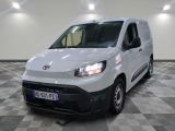la camionnette blanche est garée dans une grande pièce au sol en damier