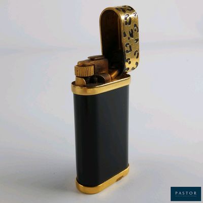 un briquet posé sur une surface blanche