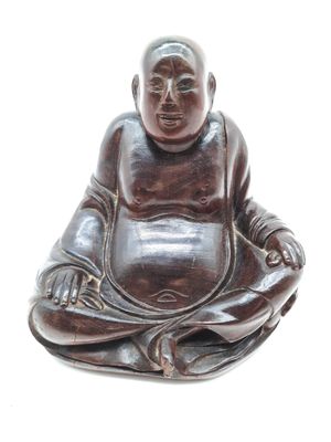 figurine de Bouddha assis en position de méditation sur un fond blanc