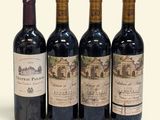 trois bouteilles de vin sont alignées sur une surface blanche