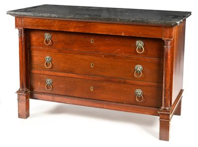 une commode en bois avec un plateau en marbre