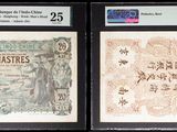 trois types différents de monnaie chinoise exposés dans une vitrine