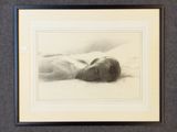 une vieille photo d'une femme allongée sur un lit, les yeux fermés
