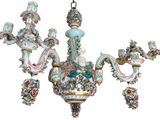 un lustre orné d'un bouquet de fleurs