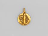 un pendentif plaqué or représentant un arbre et un oiseau
